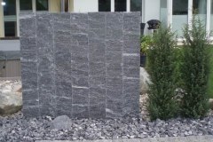 Granitpalisaden aus Tessinergneis dunkel "Calanca"