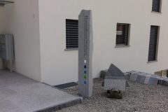 Stele als Firmenschild