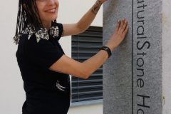 Stelen Beschriftung durch aufkleben oder in Vertiefung malen.
